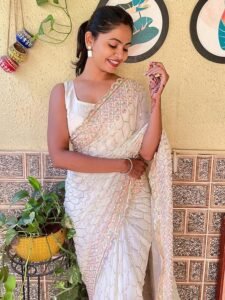 Women's Silk Blend Woven Design Celebrity Saree With Blouse Piece - Image 4
